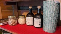 Les hébergements sont équipées de produits d'épicerie de base.